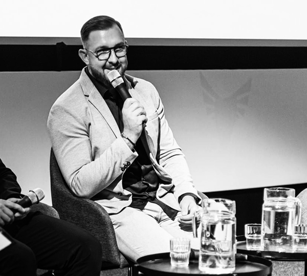 Krystian Dąbrowski podczas przemawiania na konferencji 